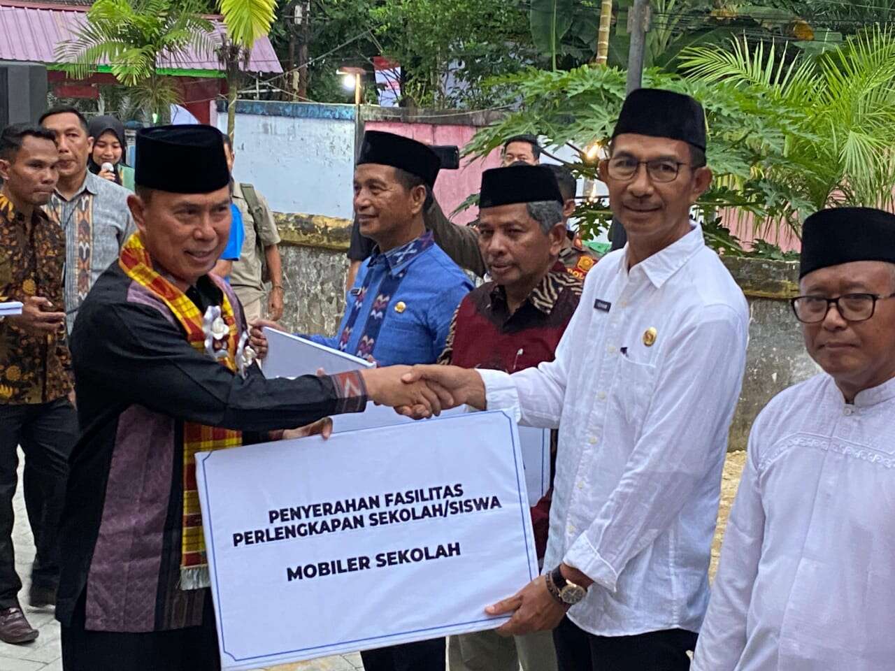 Penyerahan Fasilitas Perlengkapan Sekolah/Siswa